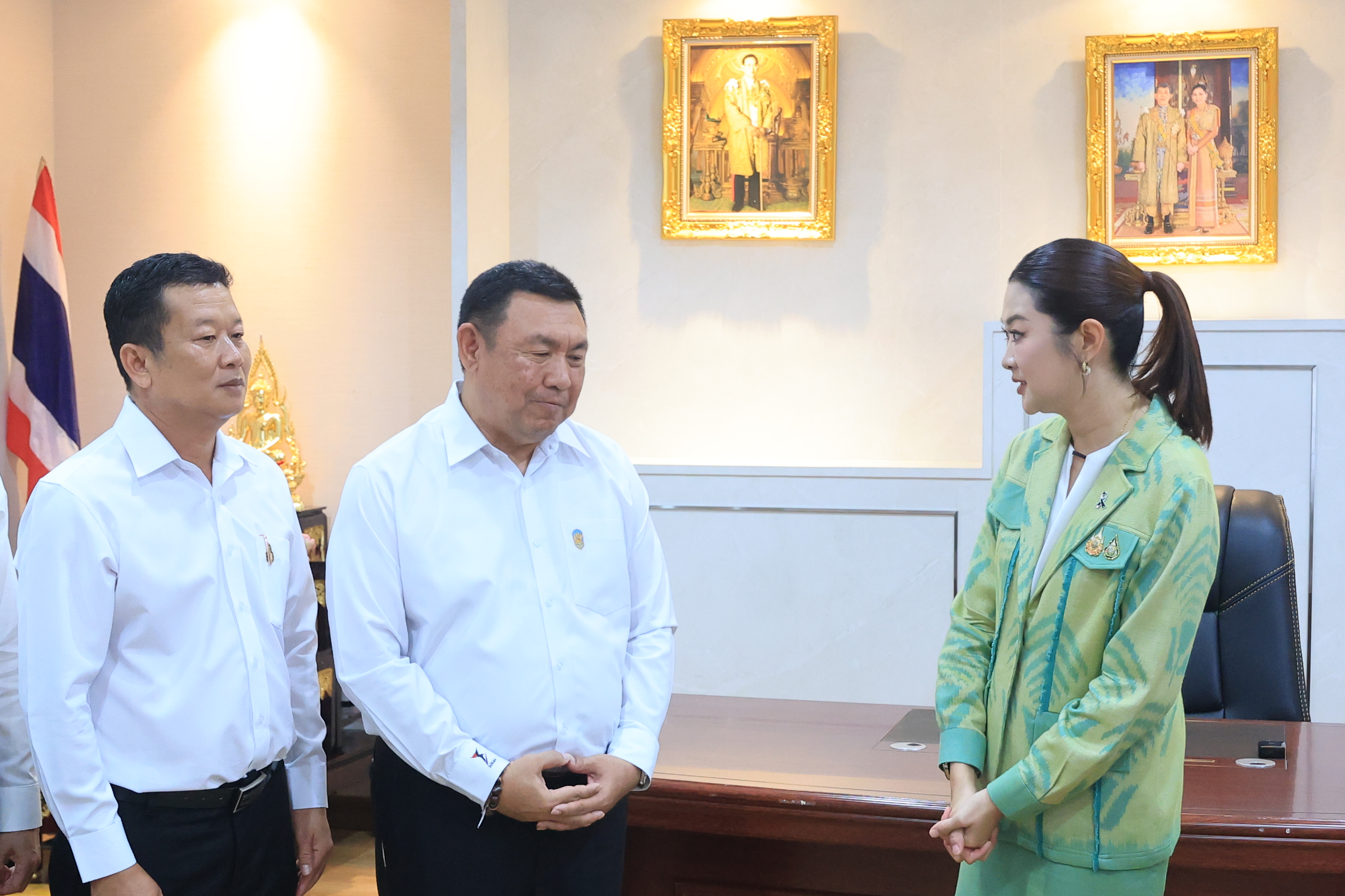 title - คณะผู้บริหาร ส.ป.ก. ร่วมแสดงความยินดีในโอกาสเข้ารับตำแหน่งของรัฐมนตรีว่าการกระทรวงเกษตรและสหกรณ์ และรัฐมนตรีช่วยว่าการกระทรวงเกษตรและสหกรณ์ 